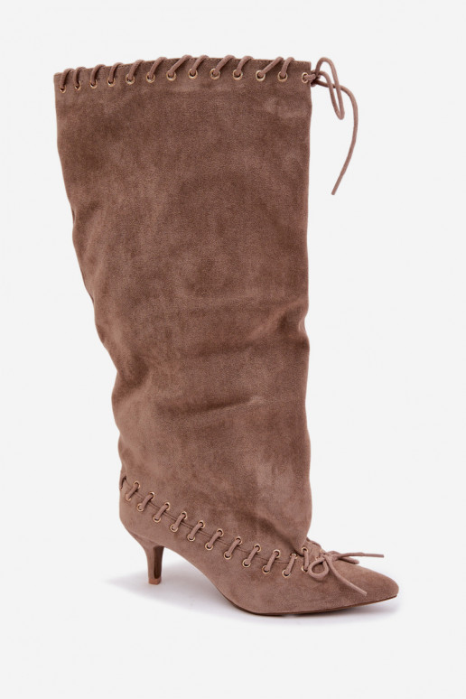 Knee-high boots with medium heel in faux suede with decorative laces in sand color Juletta