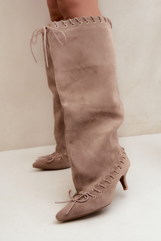 Knee-high boots with medium heel in faux suede with decorative laces in sand color Juletta