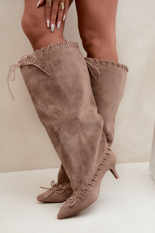 Knee-high boots with medium heel in faux suede with decorative laces in sand color Juletta