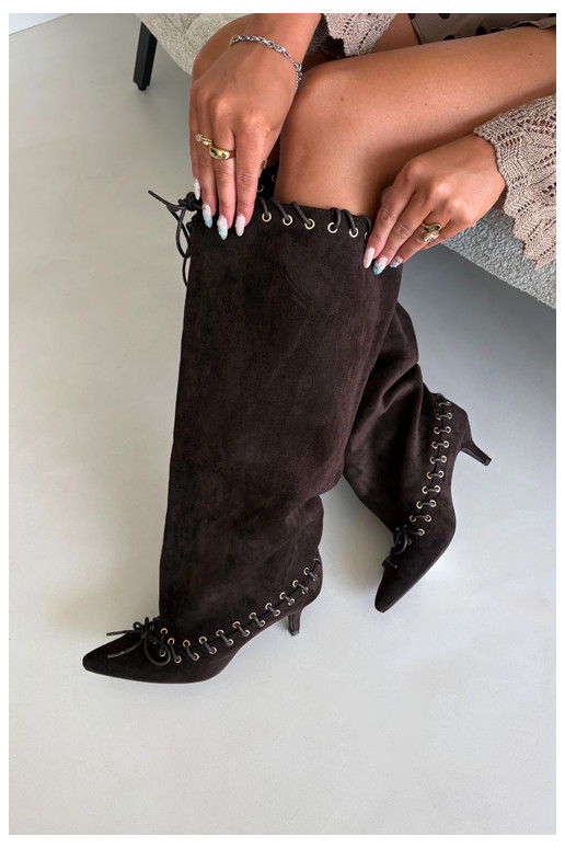 Długie botki ze średnim obcasem z sztucznego zamszu z ozdobnymi sznurówkami w kolorze czekoladowym Juletta