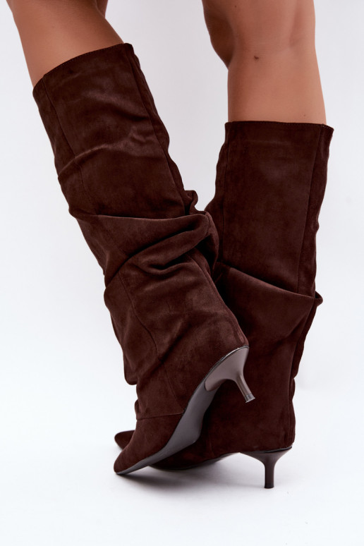 Chocolate wrinkled knee-high boots with kitten heel made of suede LoĮen