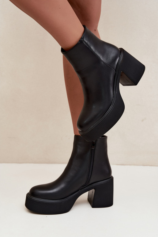 Insulated ankle boots with heels and platform in black color Lurela