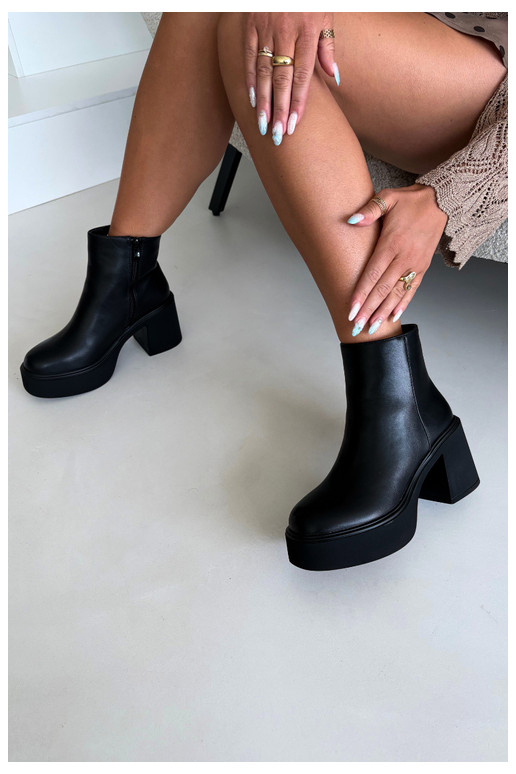 Insulated ankle boots with heels and platform in black color Lurela