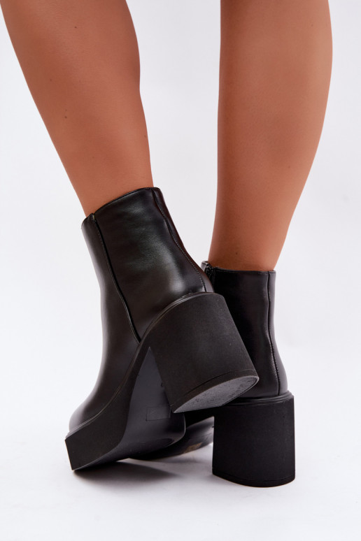 Insulated ankle boots with heels and platform in black color Lurela