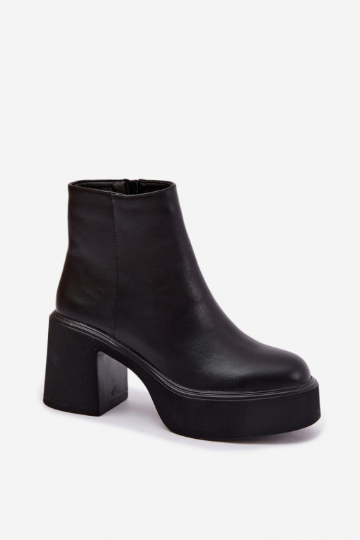 Insulated ankle boots with heels and platform in black color Lurela