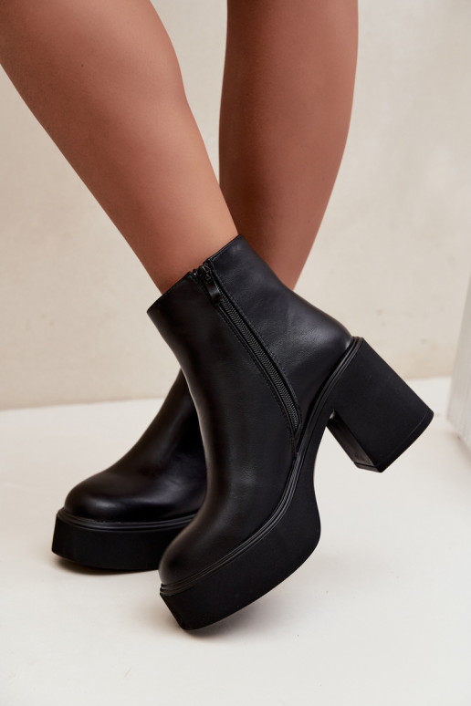 Insulated ankle boots with heels and platform in black color Lurela