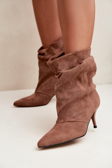 Brown slip-on ankle boots with slim heels Slouchy Yesenia