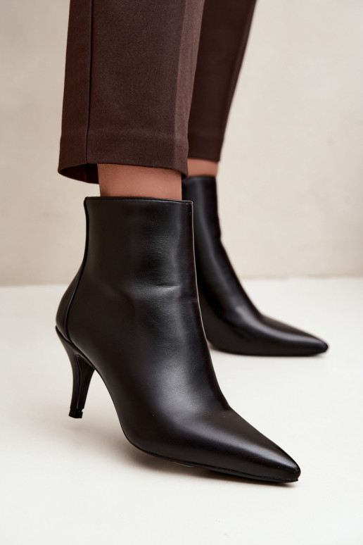 Black ankle boots with slim heels and pointed toes made of faux leather Niretta