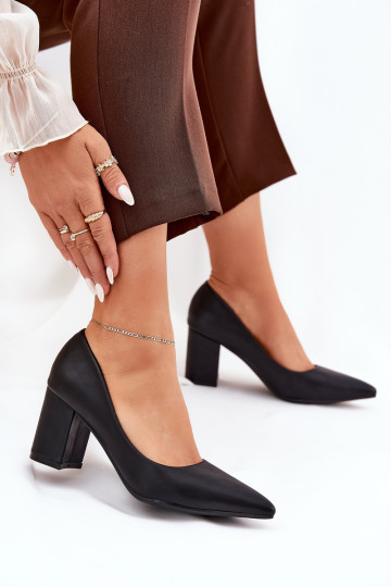 high-heeled shoes with pointed toes in black