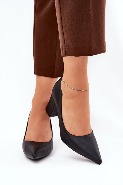 high-heeled shoes with pointed toes in black