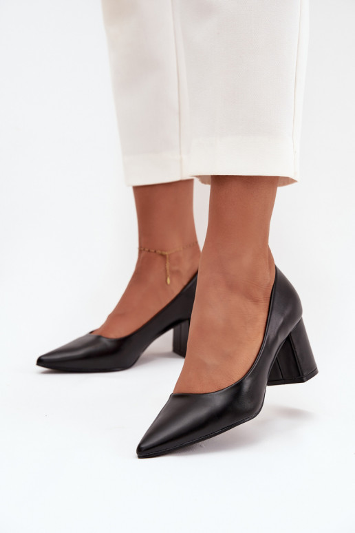 stiletto heels with pointed toes in black