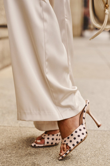 Sandals with thin heels and dots in sand color Pevra