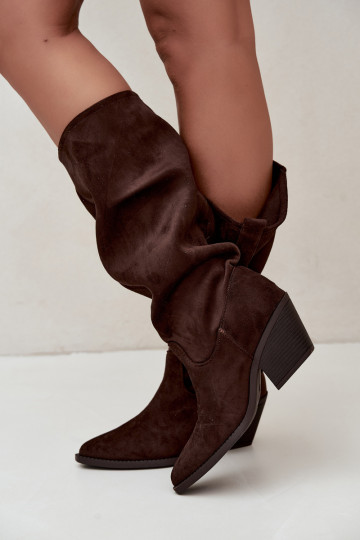 wrinkled women's knee-high boots in cowboy style with straps and heels in CzekoladoĮe Adria