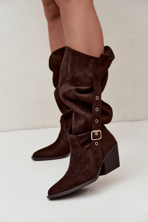 wrinkled women's knee-high boots in cowboy style with straps and heels in CzekoladoĮe Adria