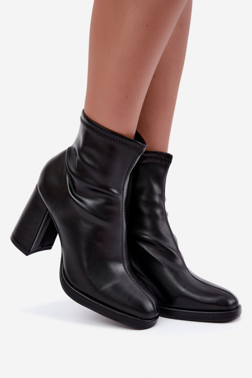 Women's ankle boots in faux leather with heels in black color Karvella