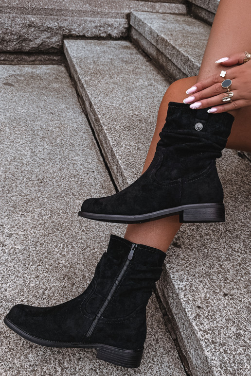 Warm ankle boots with ruffles and wide heels, black