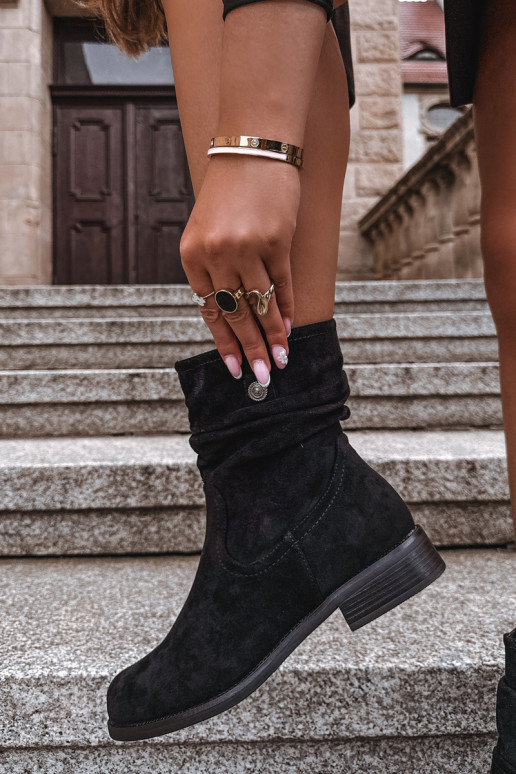 Warm ankle boots with ruffles and wide heels, black
