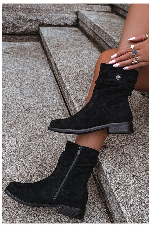 Warm ankle boots with ruffles and wide heels, black