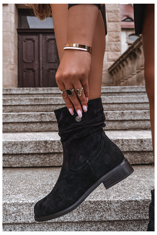 Warm ankle boots with ruffles and wide heels, black