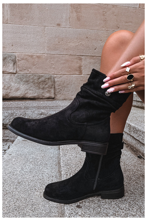 Warm ankle boots with ruffles and wide heels, black