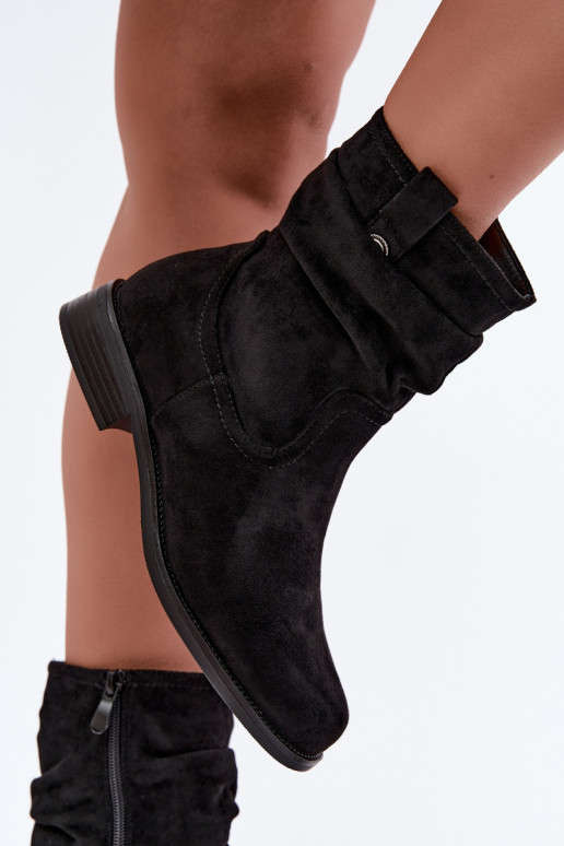 Warm ankle boots with ruffles and wide heels, black