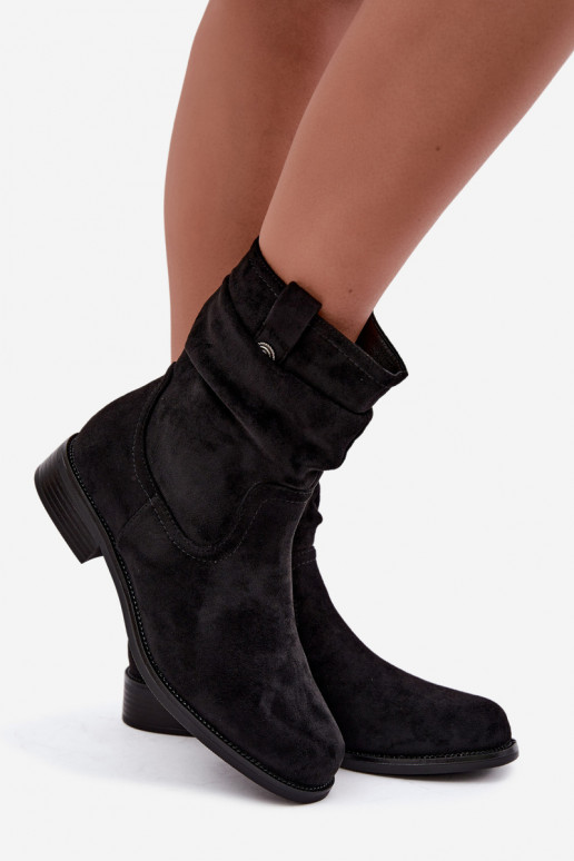 Warm ankle boots with ruffles and wide heels, black