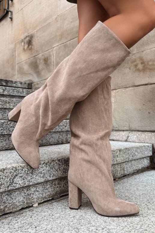 wsuwane kozaki do kolan na obcasie w kolorze piaskowym Emeline