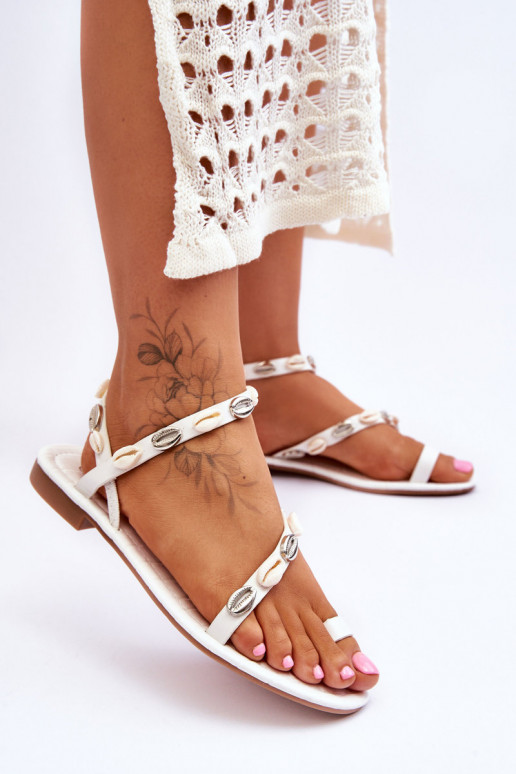 Women's sandals with decorative shells in white Verdem