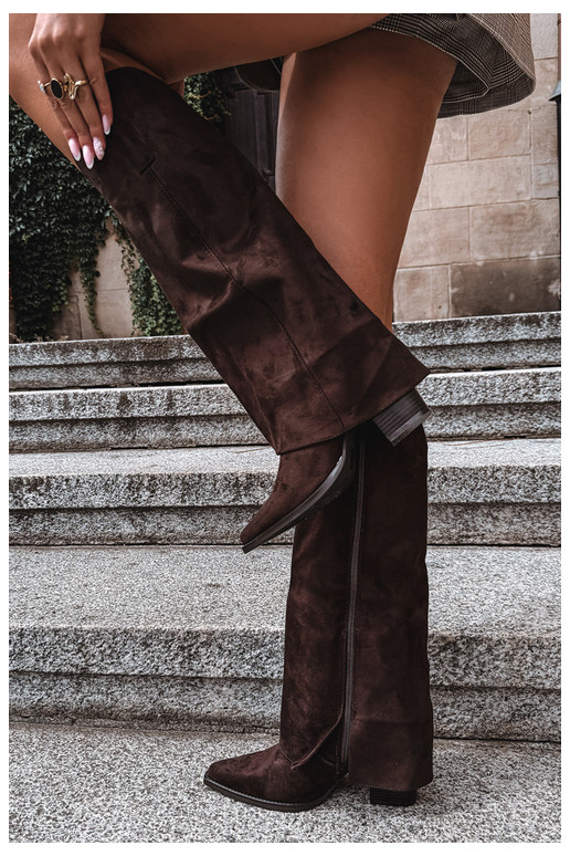 Insulated cowboy-style knee-high boots with heels and stitched shaft CzekoladoĮe Julena