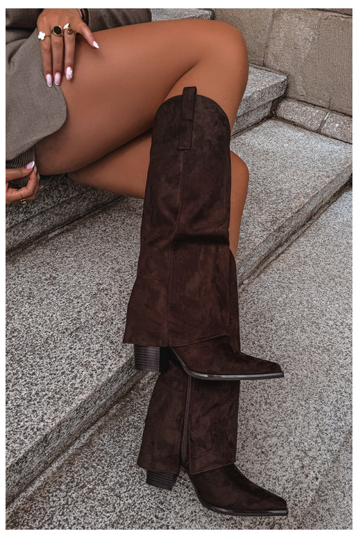 Insulated cowboy-style knee-high boots with heels and stitched shaft CzekoladoĮe Julena