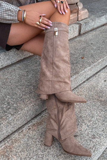 Warm long boots with heels featuring an embedded golden decoration in sand color Danessa