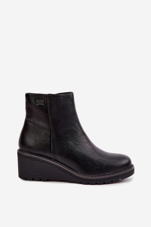 Warm black ankle boots with platform Larisae