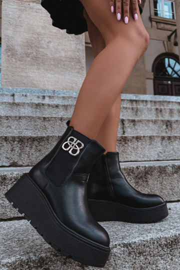 Warm stylish ankle boots with platform and decorative details in black Solavie