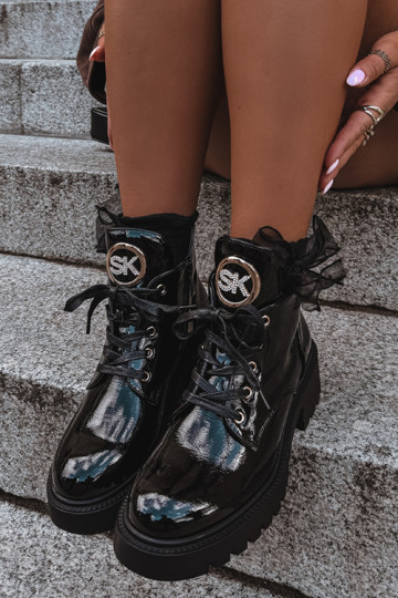 Warm ankle boots with a patent effect and gold details in black Kavirae 2
