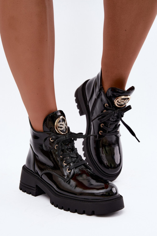 Warm ankle boots with a patent effect and gold details in black Kavirae