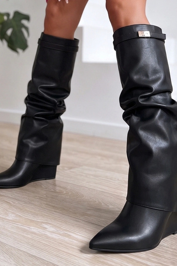 Black ankle boots on a platform with a folded shaft Elissabeth