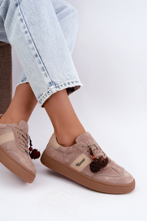 Sneakers z sztucznej zamszowej skóry z puszystymi pomponami Vinceza 79682 piaskowe