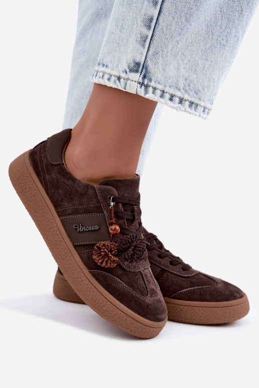 Sneakers z sztucznej zamszowej skóry z puszystymi pomponami Vinceza 79682 czekoladowe