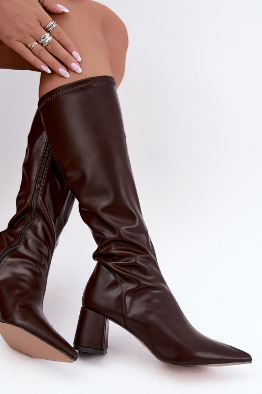 knee-high boots with heels and pointed toes made of faux leather in chocolate Amora