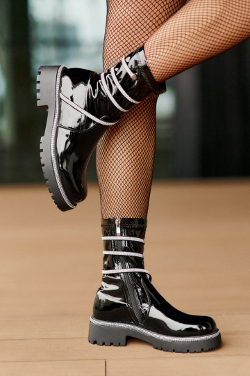Patent ankle boots with decoration in black Kikizelle