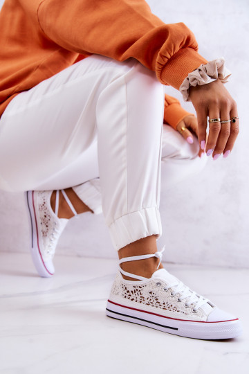 White women's shoes with lace motifs Venture