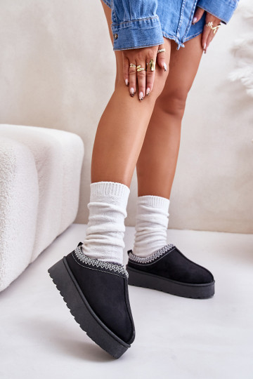Black women's snow boots on a platform with insulation and fur inside Remenia 2