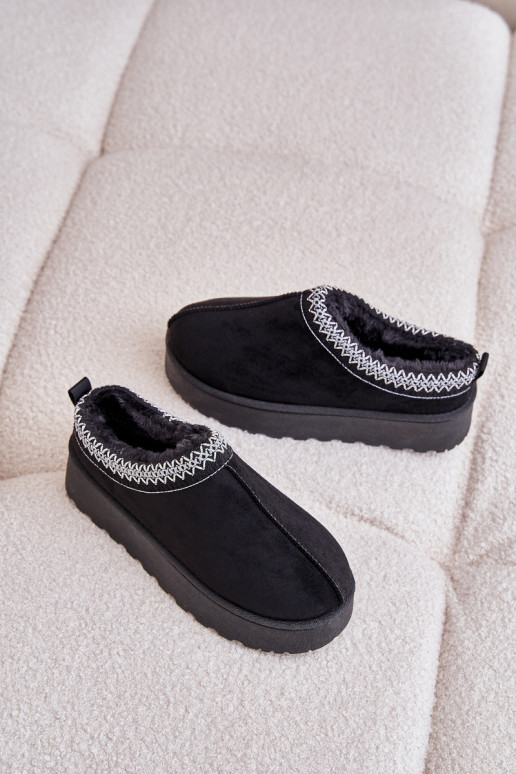 Black women's snow boots on a platform with insulation and fur inside Remenia
