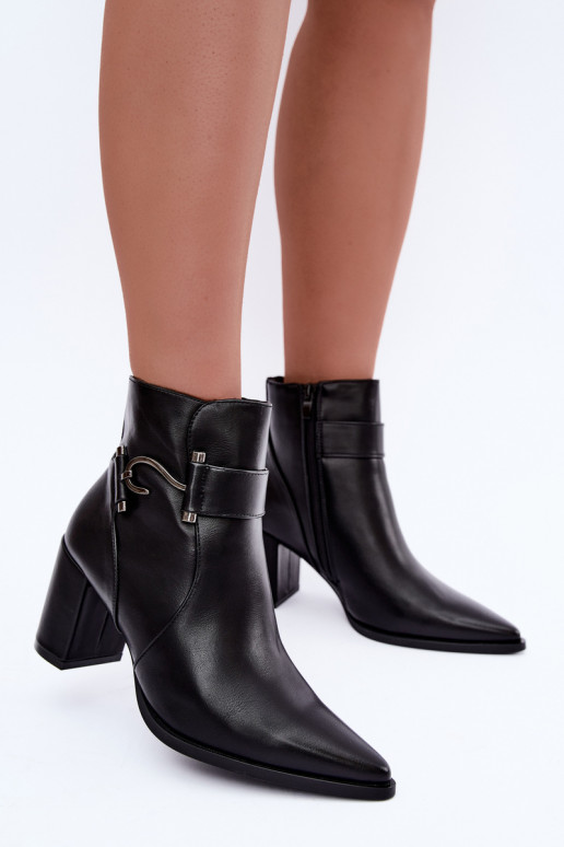Warm ankle boots with heels and ornaments in black Isarae