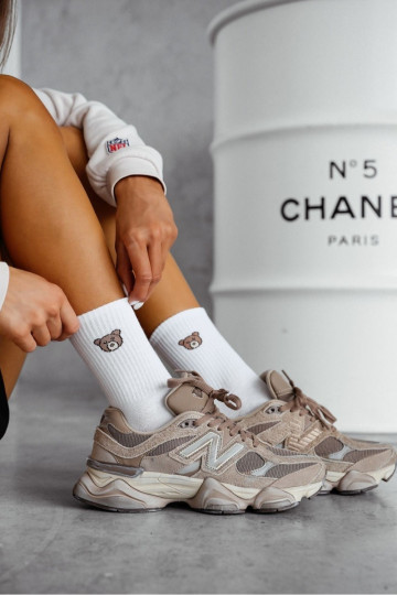 Women's socks with bear contours in white