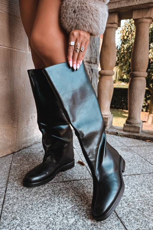 women's knee-high boots with wide heels and decorative stitching in black color Gresa