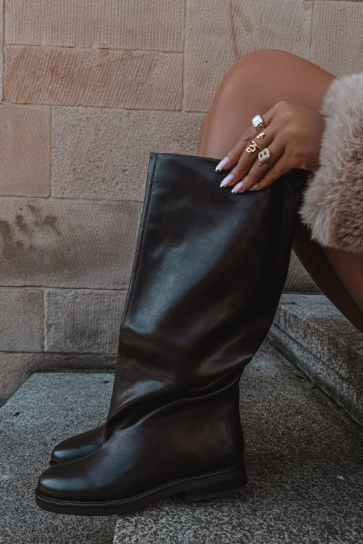 women's knee-high boots with wide heels and decorative stitching in chocolate color Gresa