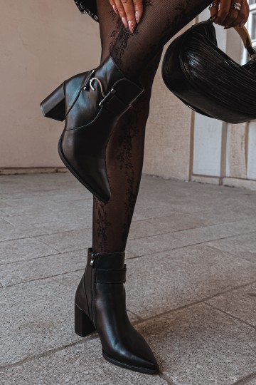 Warm ankle boots with heels and ornaments in black Isarae