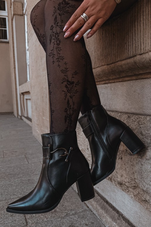 Warm ankle boots with heels and ornaments in black Isarae