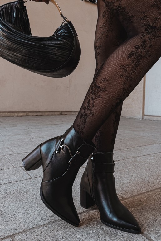 Warm ankle boots with heels and ornaments in black Isarae